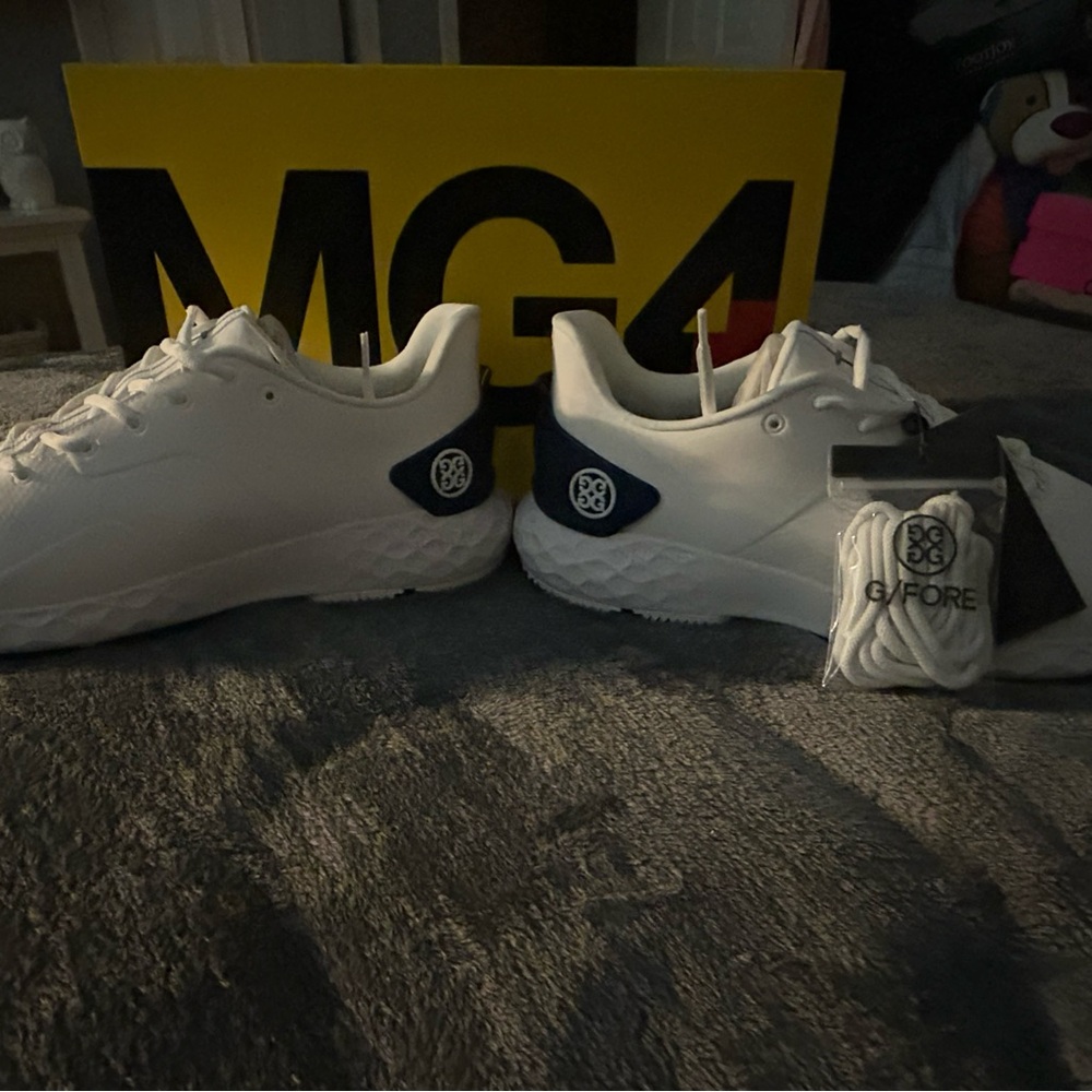 G/FORE White Sneakers Minimalist Design Versatile
